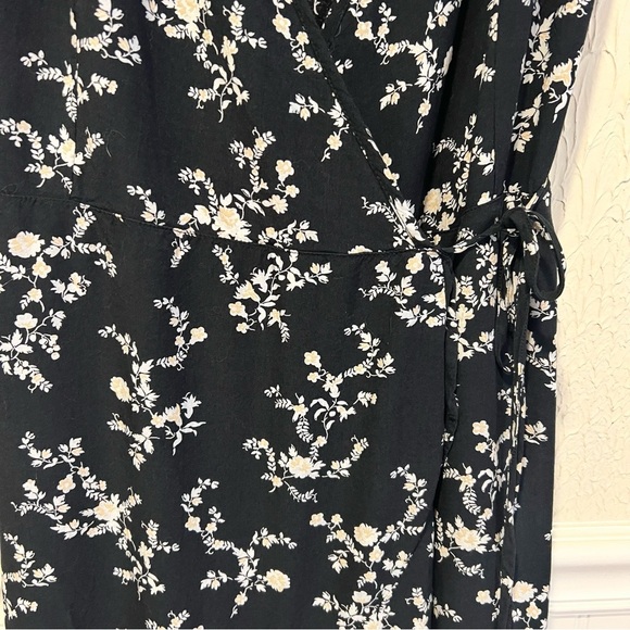 Abercrombie & Fitch Black and White Floral Wrap dress size medium petite - Picture 4 of 13